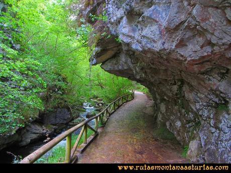 Ruta del Alba: Camino con el río a la izquierda y las piedras casi cubriéndolo Ruta del Alba: Camino con el río a la izquierda y las piedras casi cubriéndolo