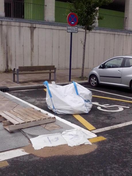 Se ocupa durante semanas un aparcamiento respervado para personas con moviliad reducida