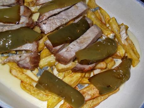 TIRAS DE LOMO CON GORGONZOLA Y BASE DE PATATAS