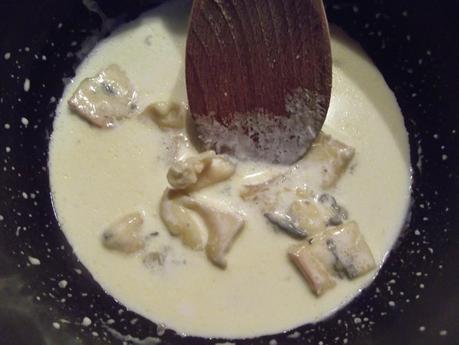 TIRAS DE LOMO CON GORGONZOLA Y BASE DE PATATAS