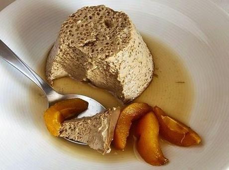 Flan de café a la vainilla con nísperos confitados en brandi