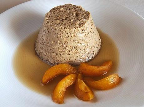 Flan de café a la vainilla con nísperos confitados en brandi