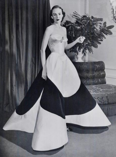 Austine Hearst con vestido hoja de trebol de Charles James (1953)