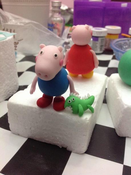 TARTA FONDANT PEPPA PIG CON GLOBO-TUTORIAL DE GLOBO, NUBES, GEORGE Y DINOSAURIO- CUARTO RETO QUÉ RICO MAMI!