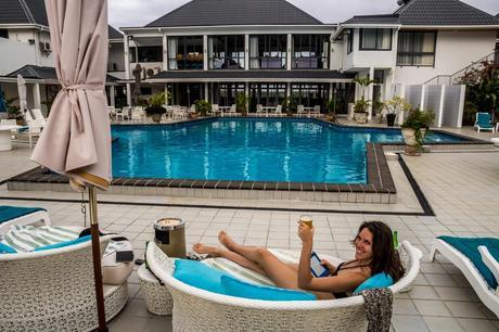 A cambio de una birra podemos usar la piscina, islas Cook