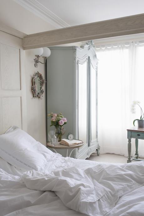 Decorando el dormitorio: crear un espacio cálido y acogedor 476226665