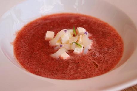 SOPA DE SANDÍA Y MENTA CON QUESO FRESCO Y BACALAO AHUMADO