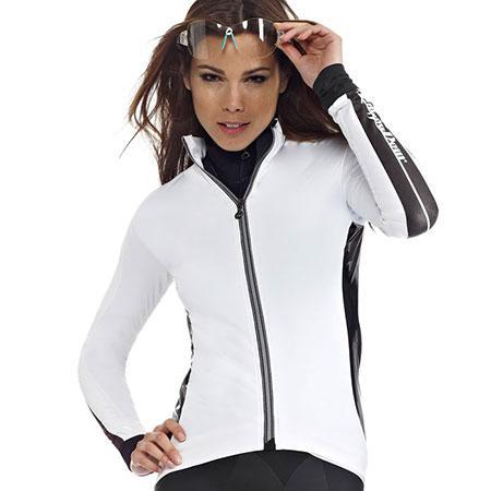 Assos trae, para las amantes del ciclismo, un conjunto de chaqueta y culote para mujer. 