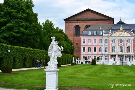 El Palacio del Príncipe Elector y de fondo, la Basílica de Constantino