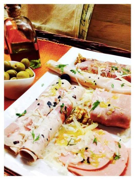 Surtido de fiambres con nueces, parmesano y toque de oliva virgen Surtido de fiambres