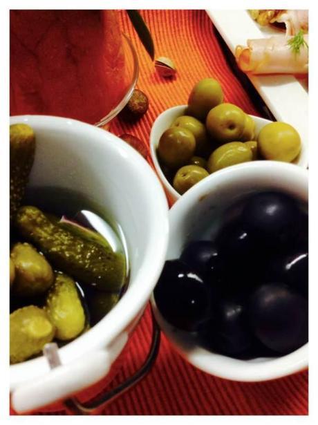 Surtido de fiambres con nueces, parmesano y toque de oliva virgen aceitunas