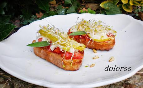 Tostada de tomate, queso y pera con brotes de alfalfa