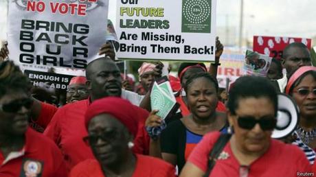 Manifestantes piden al gobierno mayor acción para hallar a las jóvenes /Reuters