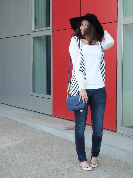 Cárdigan a rayas azules y bolso azul by MANGO