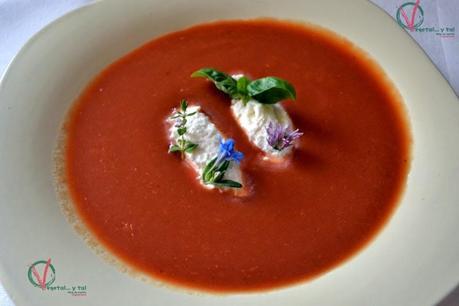 Crema fría de tomate con mousse de queso feta.