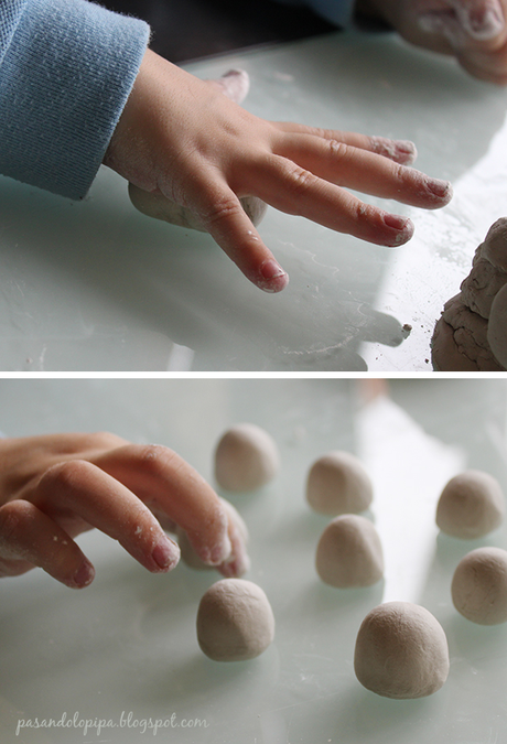 pasandolopipa | amasar pasta de papel con las manos