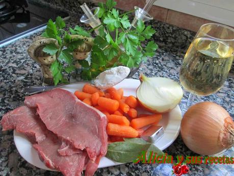 ENTRECOT DE TERNERA CON ZANAHORIAS EN SALSA ESPAÑOLA