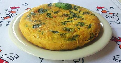 Tortilla de patatas y espinacas frescas