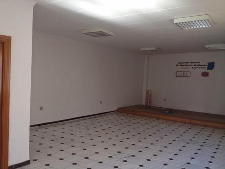 Se alquila local comercial en Almadén