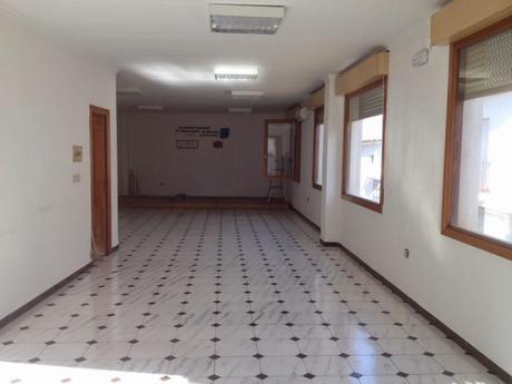 Se alquila local comercial en Almadén