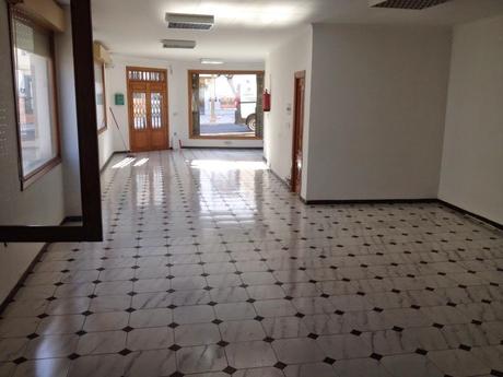 Se alquila local comercial en Almadén