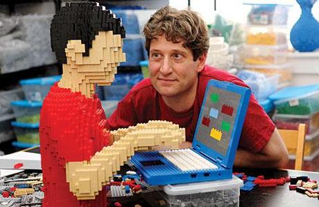 Niño escribiendo hecho con Legos