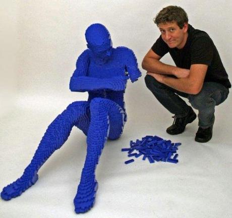 Escultura de un hombre con Legos