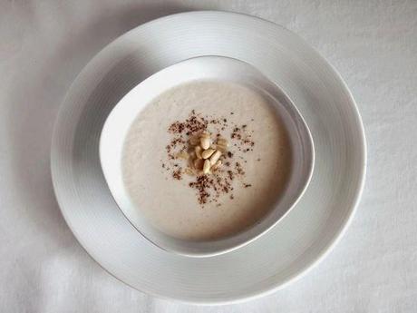 Crema de nabo con camembert y piñones