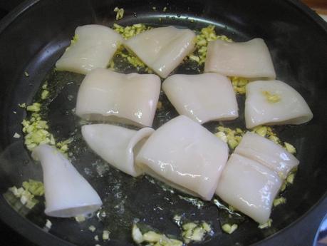 CALAMARES RELLENOS CON ALCACHOFAS Y GAMBAS