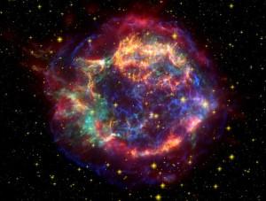 La nebulosa de Cassiopeia A es el remanente gaseoso de una explosión de supernova cuya luz llegó a la Tierra alrededor del año 1680. Las asimetrías y la estructura filamentosa de esta gran nube de restos estelares son una consecuencia de la formación de grumos y de procesos de mezcla. Estos procesos fueron simulados por primera vez en tres dimensiones por el equipo del Instituto Max Planck.  