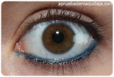 swatch en el ojo  del lápiz de ojos natural tono Sapphire de Inika cruelty free eyepencil