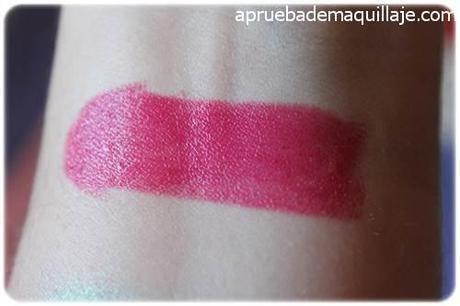 swatch en el brazo de barra de labios natural tono Passion Pink de Lily Lolo cruelty free labial