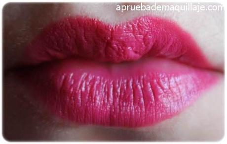 swatch en la boca barra de labios natural tono Passion Pink de Lily Lolo cruelty free labial