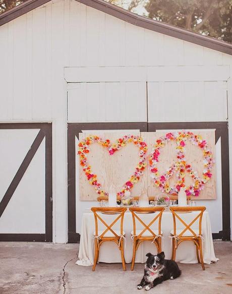 UN PANEL CON FLORES PARA UNA BODA LOVE & PEACE