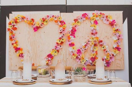 UN PANEL CON FLORES PARA UNA BODA LOVE & PEACE