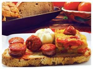 Tosta de bacalao con crema de aceite de pimiento verde Tosta de chorizo y huevo poché con pastel de pimientos de colores