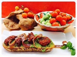 Tosta de bacalao con crema de aceite de pimiento verde Tosta de anchoas y tomates secos al pesto