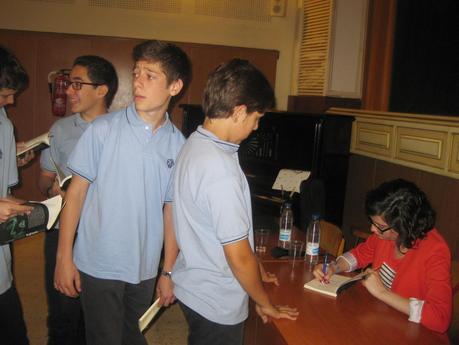 Encuentro de Ana Pomares con los alumnos del Colegio Sagrada Familia de Alicante