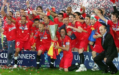 Sevilla campeón de la UEFA Europa League de 2006 tras final disputada contra el RCD Español