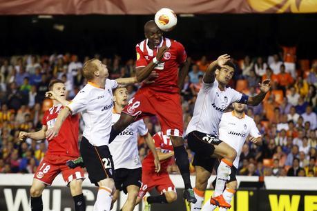 Cabezazo de M'Bia en el descuento frente al Valencia que supuso el gol que clasificó al Sevilla FC para la final de Turín