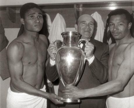 Béla Guttmann junto a Eusebio y Mário Coluna con la Copa de Europa de 1962 cosechada tras derrotar en la final al Real Madrid