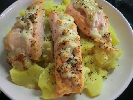 Salmón con salsa tártara y albahaca