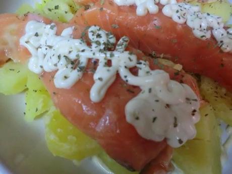 Salmón con salsa tártara y albahaca