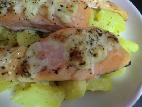 Salmón con salsa tártara y albahaca