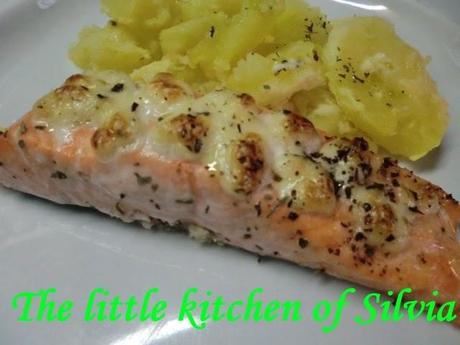 Salmón con salsa tártara y albahaca