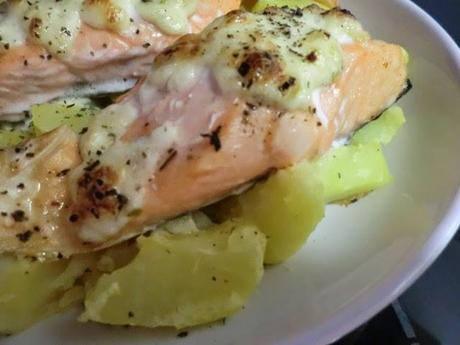 Salmón con salsa tártara y albahaca