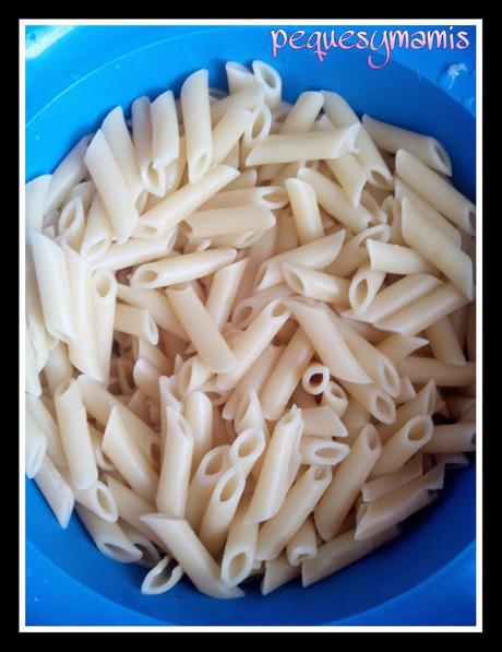 Macarrones con bacón y gambas