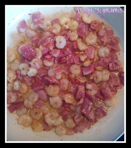 Macarrones con bacón y gambas