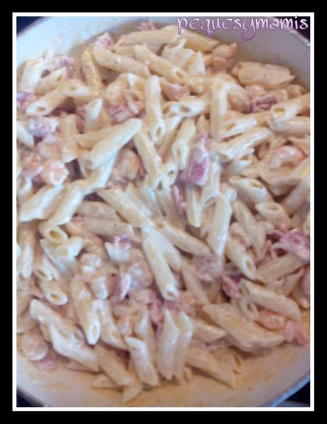 Macarrones con bacón y gambas
