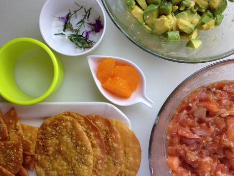 Tartar de Salmón con Aguacate y Mandarina sobre Crackers Especiados.